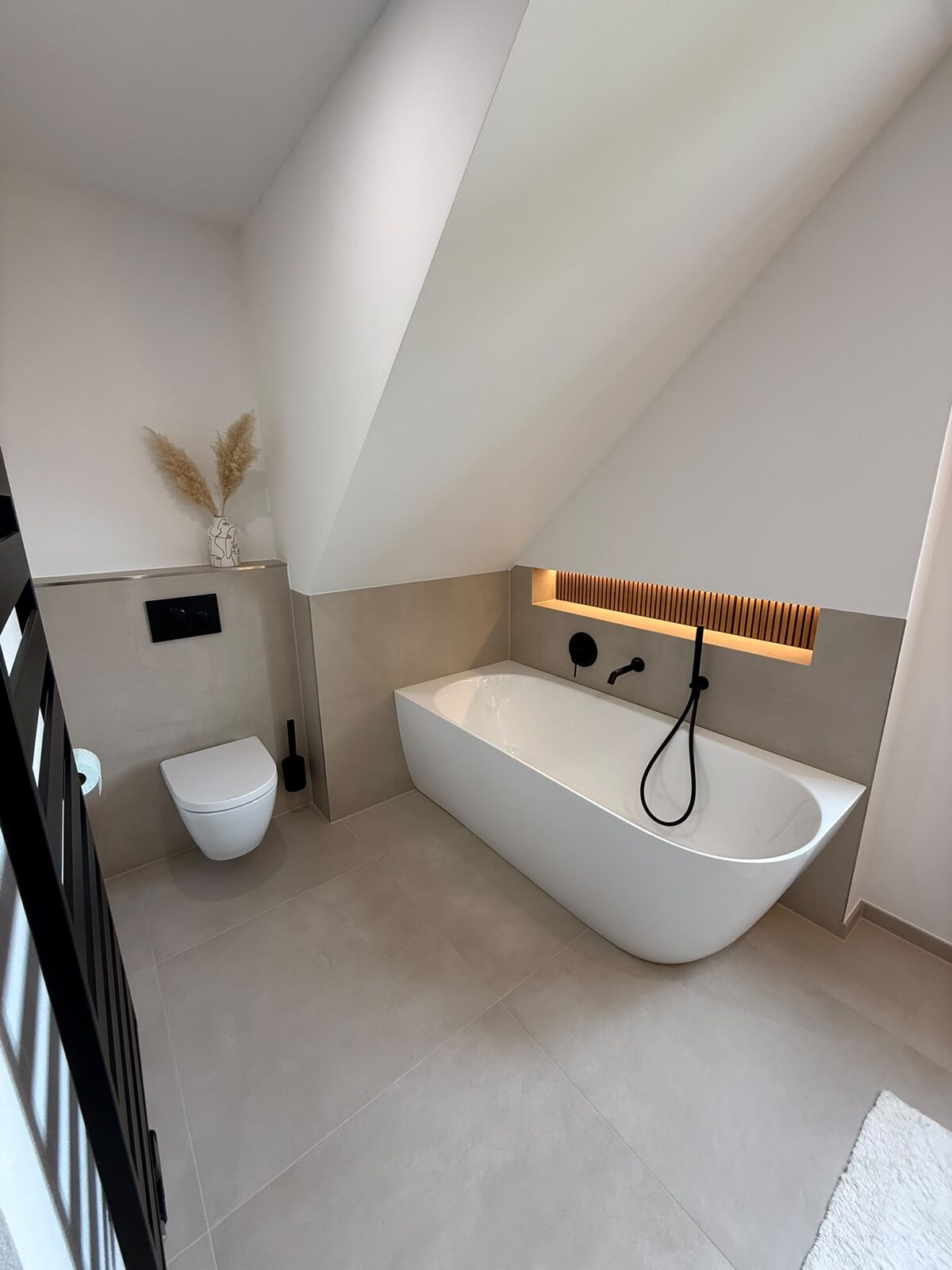 Freistehende Badewanne im Dachgeschossbad