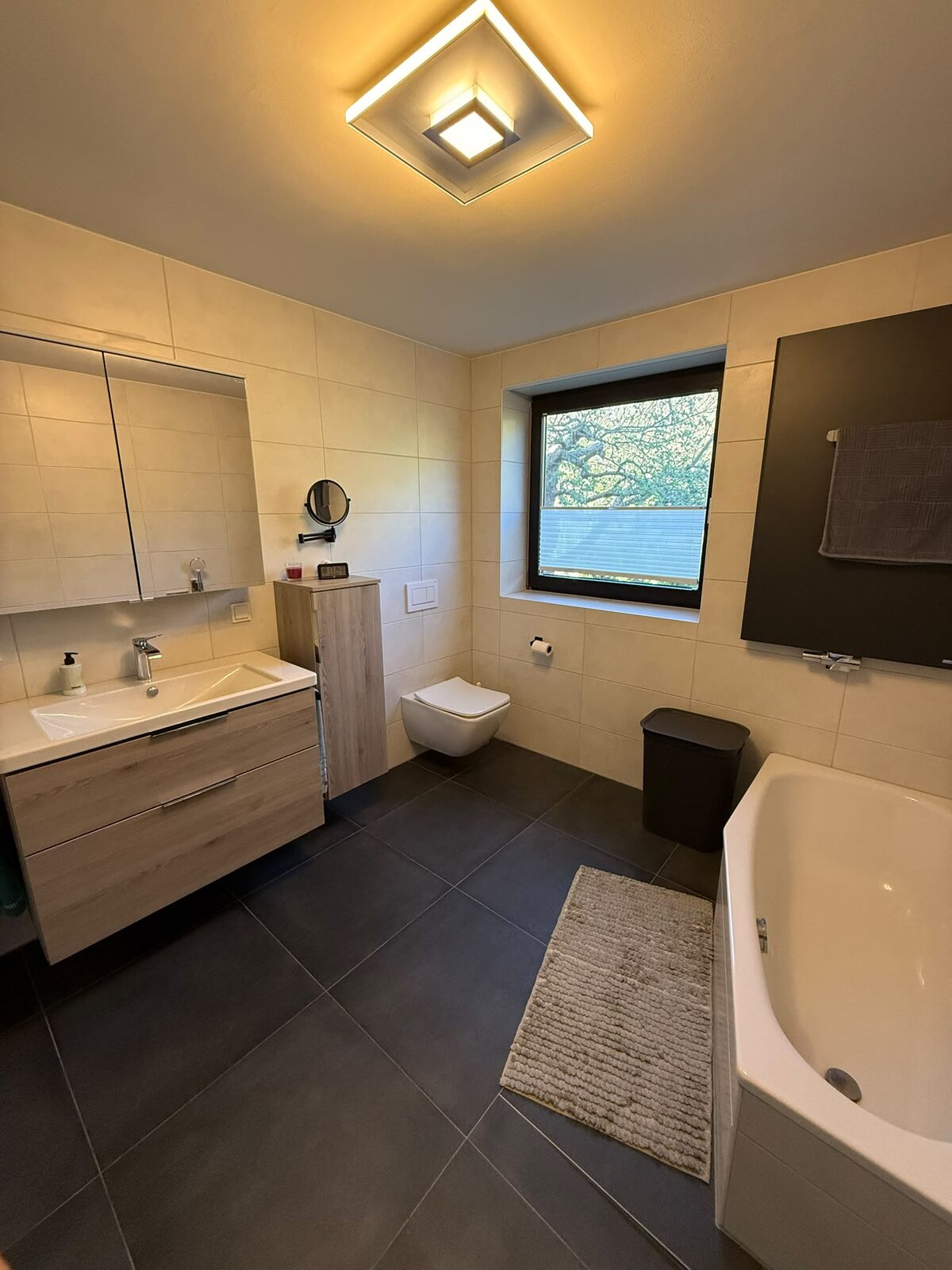 Komplett saniertes Badezimmer mit Badewanne und Waschtisch
