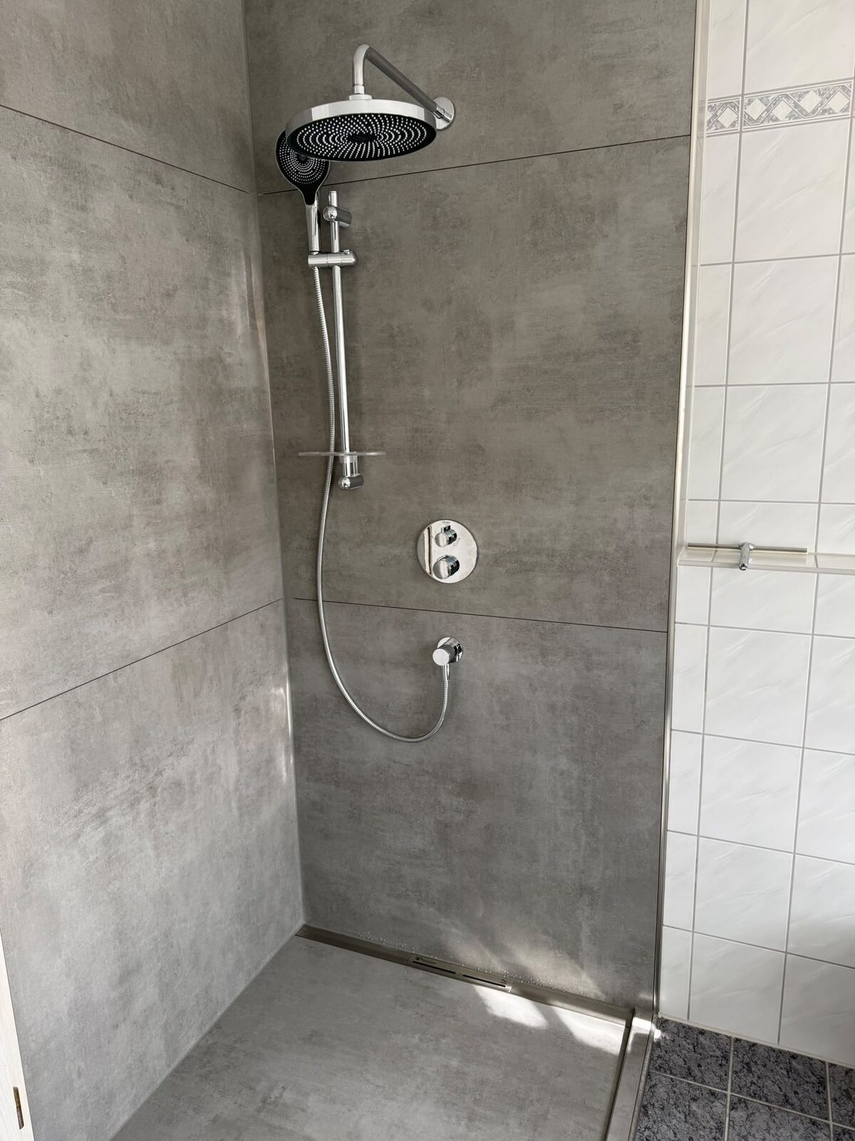 Bodengleiche Dusche in Betonoptik mit Regenbrause