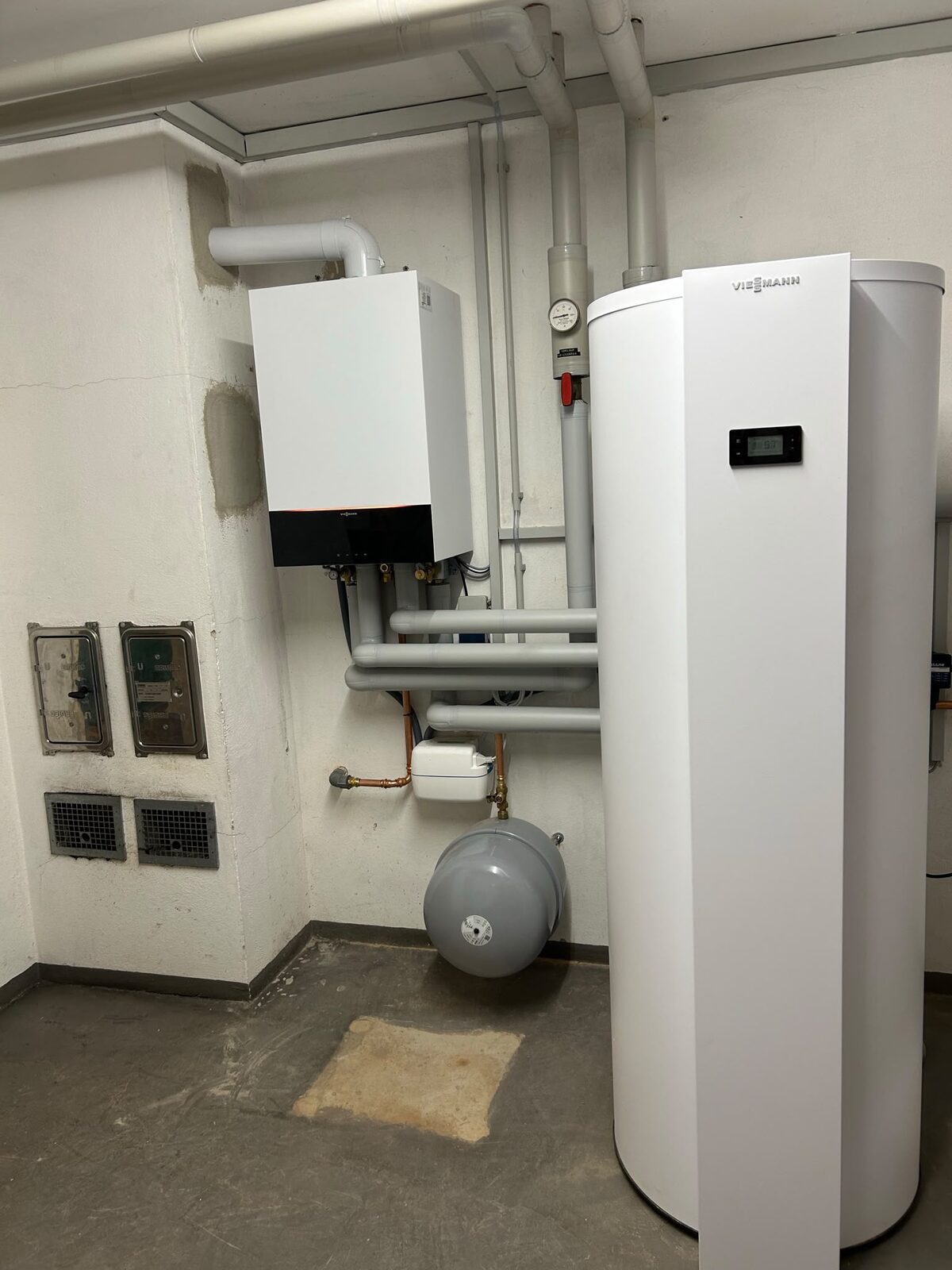 Gas-Brennwertgerät mit Warmwasserspeicher im Heizraum