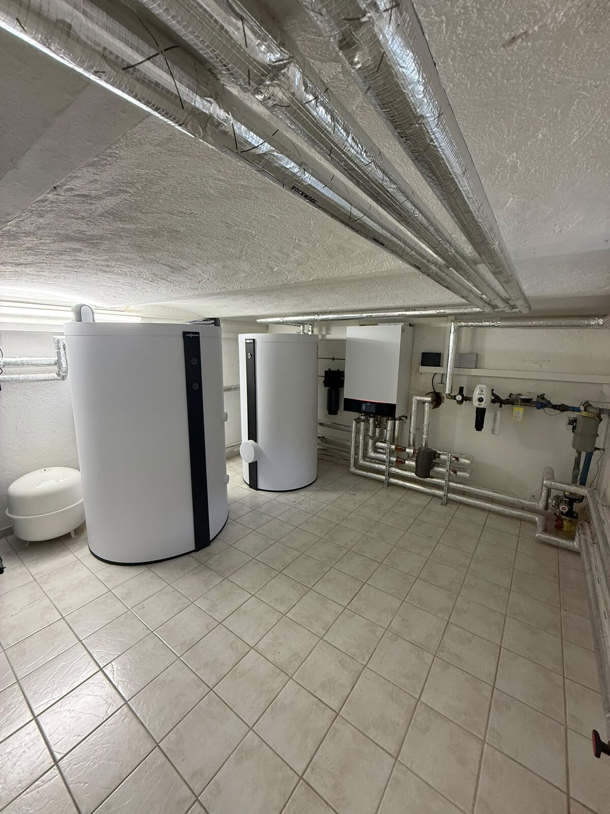 Kompletter Heizraum mit Pufferspeicher und Brennwerttechnik