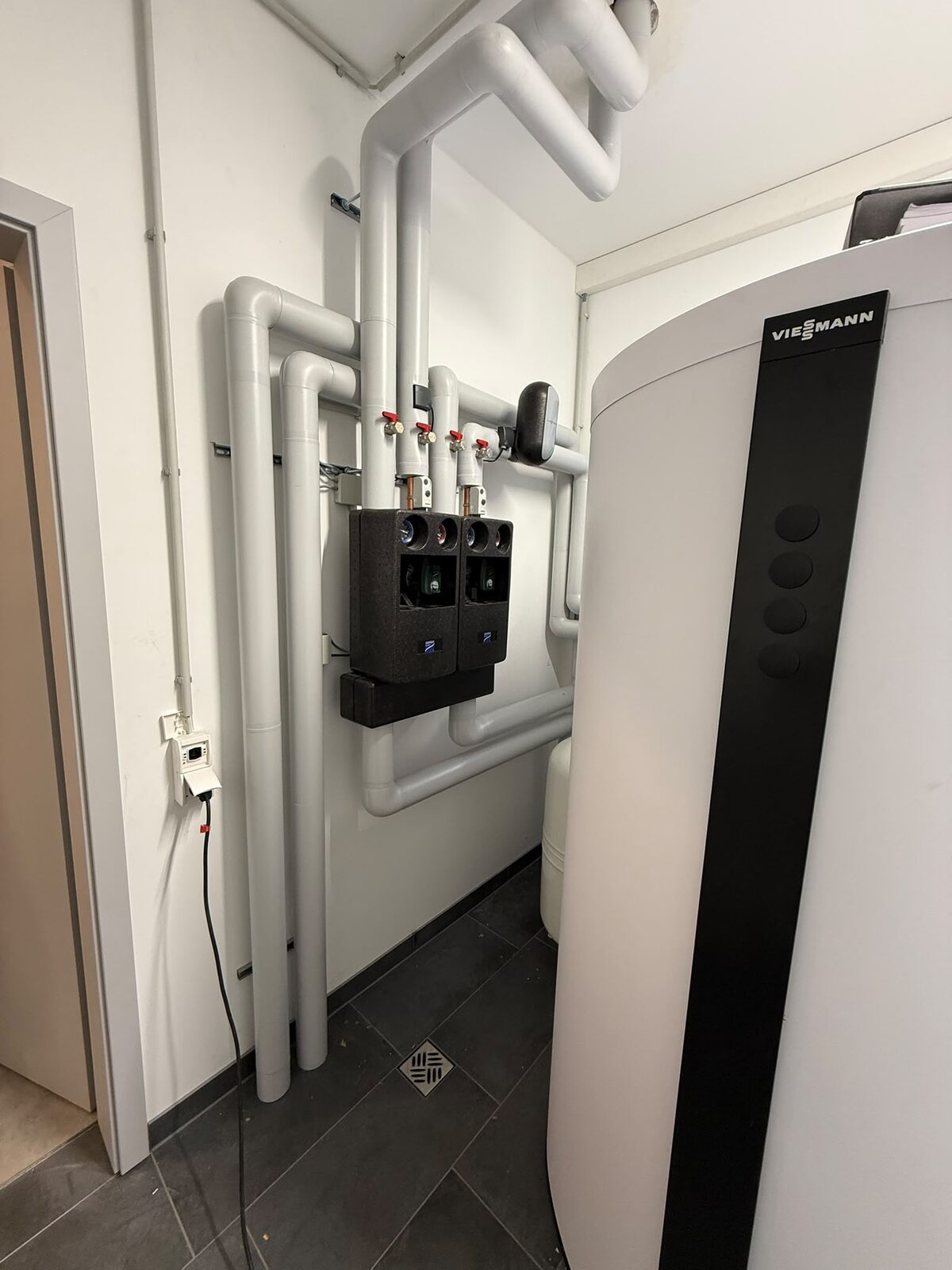 Viessmann-Speicher mit sauber verlegter Rohrinstallation