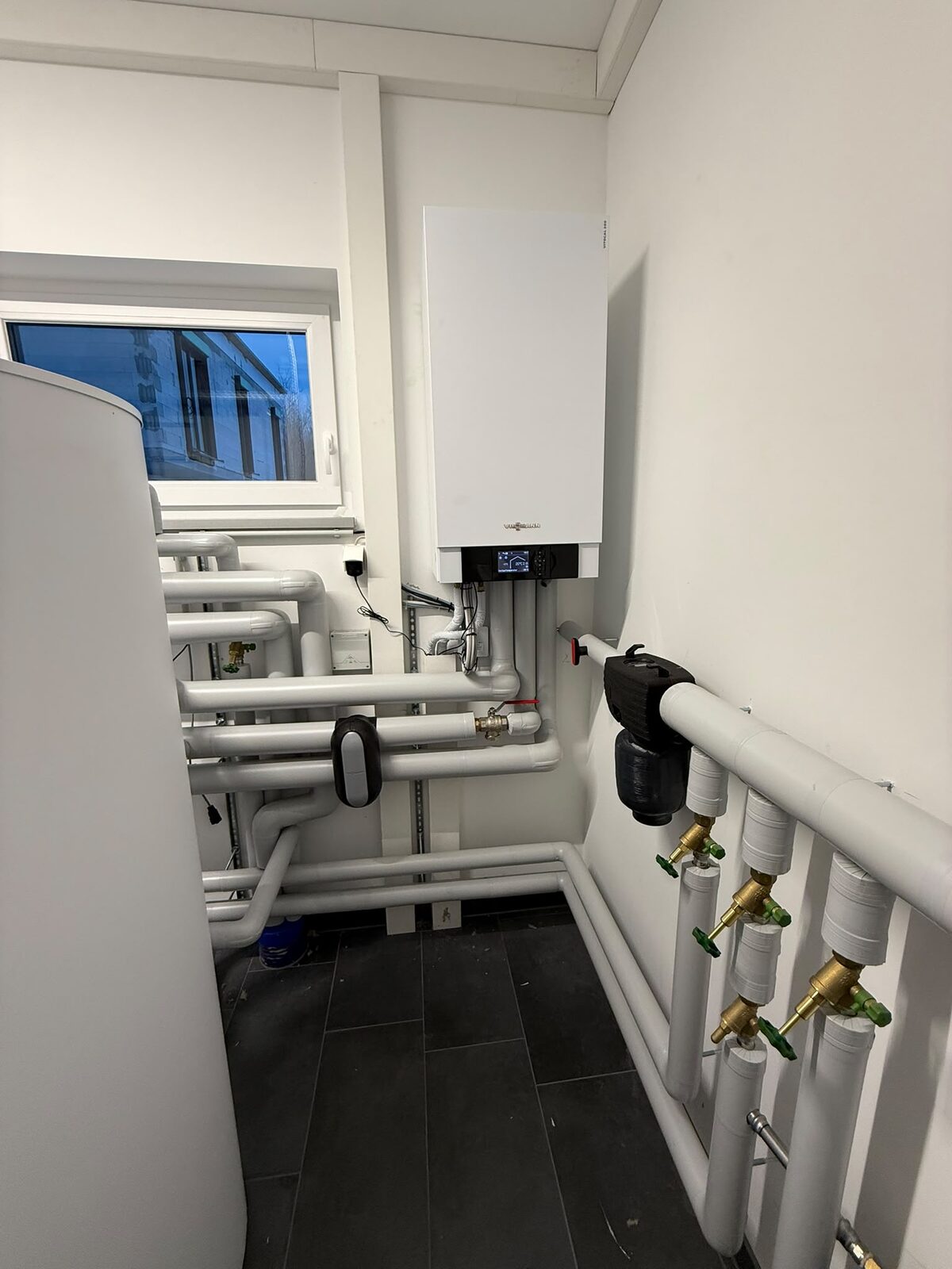 Heizungsverteiler mit Pumpengruppen und Absperrarmaturen
