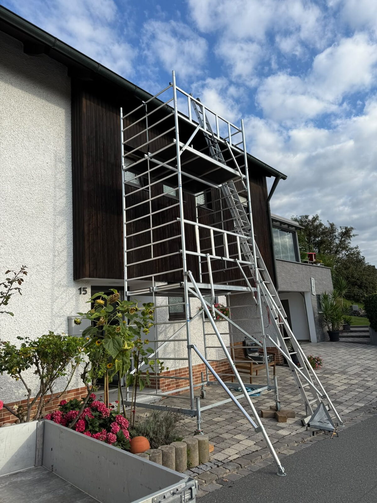 Montagegerüst an der Fassade während der Solarinstallation
